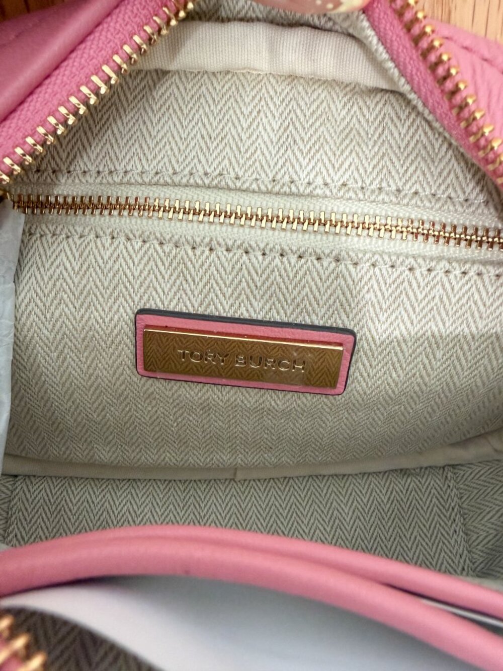 Brand New Tory Burch Kira Chevron Leather Camera Bag - Picture 4 of 7